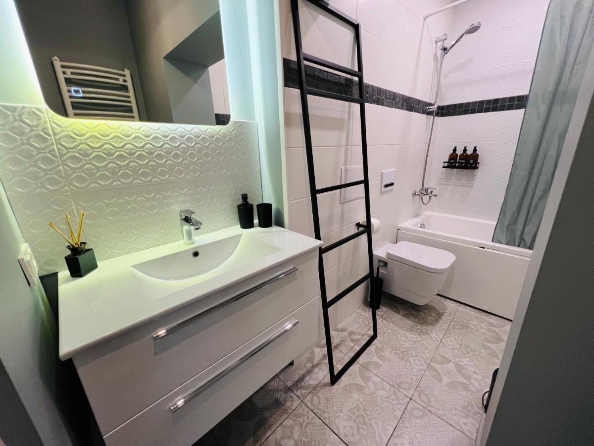 The Right Coast Apartment With Free Private Parking Riga Ngoại thất bức ảnh